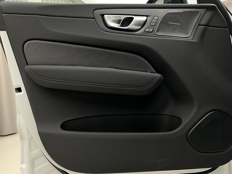 Volvo XC60 B5 AWD BLACK EDITION PLUS AUT  - fotka 7 z 45