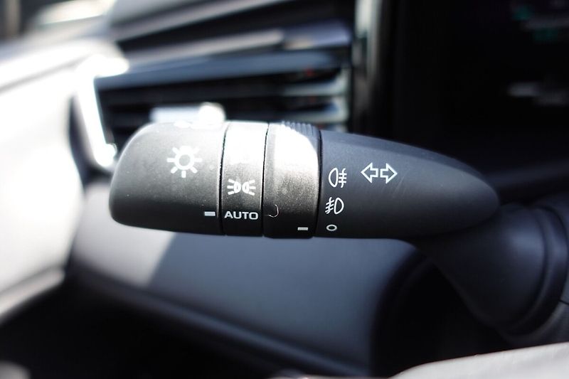 Toyota Camry 2,5 HEV Executive - fotka 29 z 35