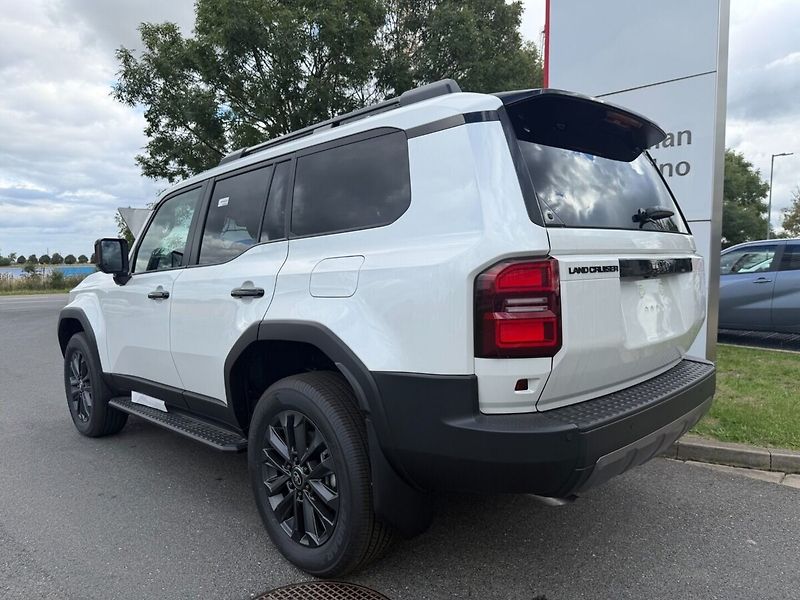 Toyota Land Cruiser MC 2027 EXECUTIVE Skyview 2.8D - fotka 4 z 13