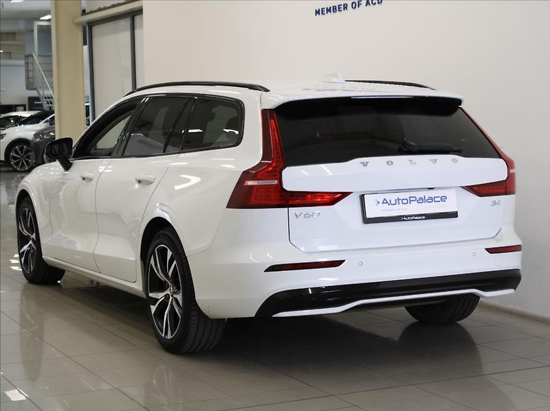 Volvo V60 2,0 B4 PLUS Dark 8880km! ČR - fotka 3 z 22