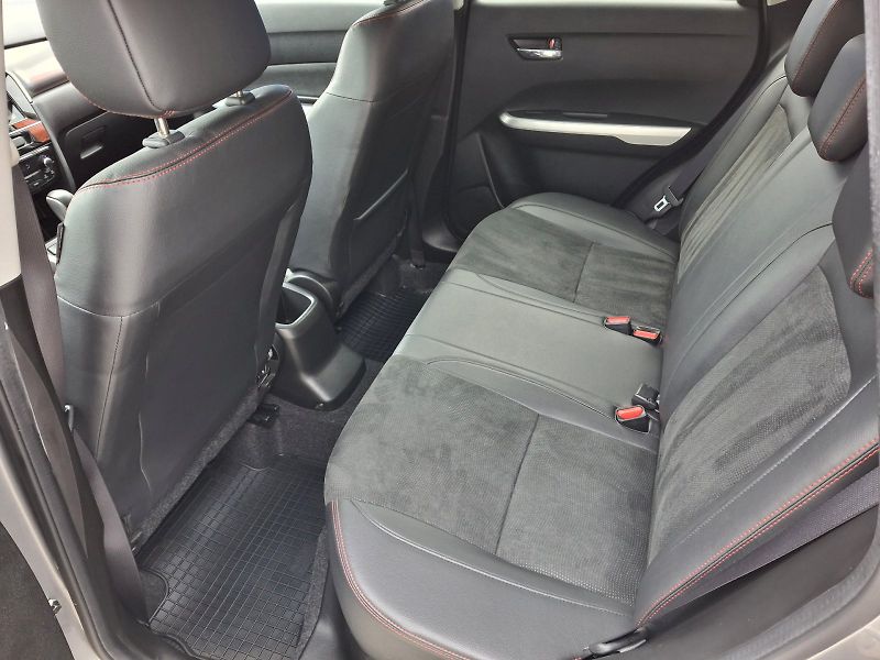 Suzuki Vitara (2017) Automat 4x4 1,4i 103kW - fotka 7 z 33