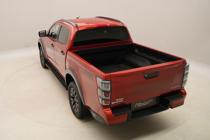 Isuzu D-Max (2026) Double Cab 2,2 V-Cross 4x4 AUT - fotka 9 z 28