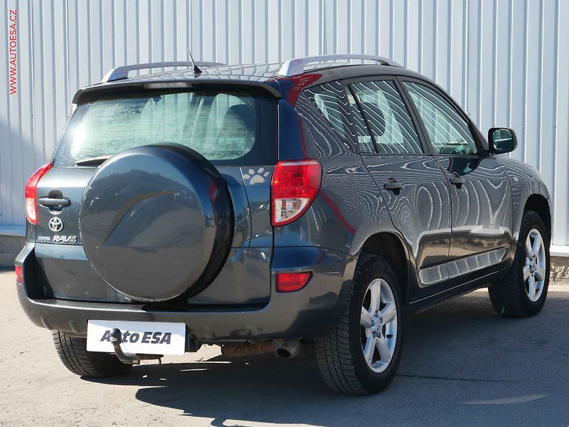Toyota RAV4 (2007) 2.2 D4-D 4x4, AC, TZ - fotka 4 z 16