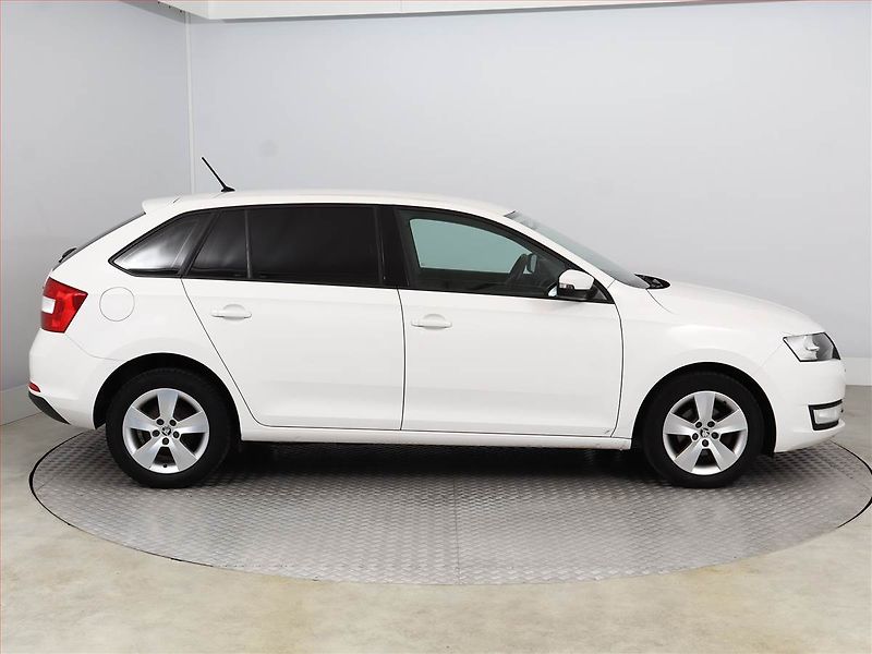 Škoda Rapid (2017) Spaceback 1.2 TSI, Automat - fotka 6 z 13