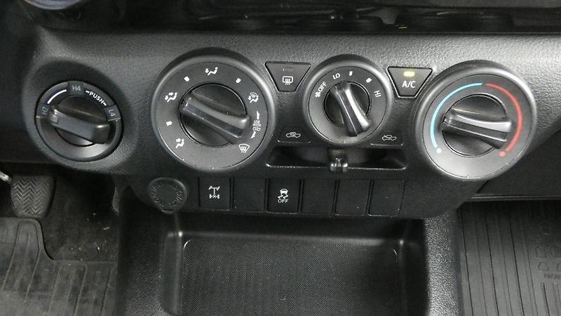 Toyota Hilux 2.4 D-4D Double Cab 4x4 Live - fotka 15 z 21
