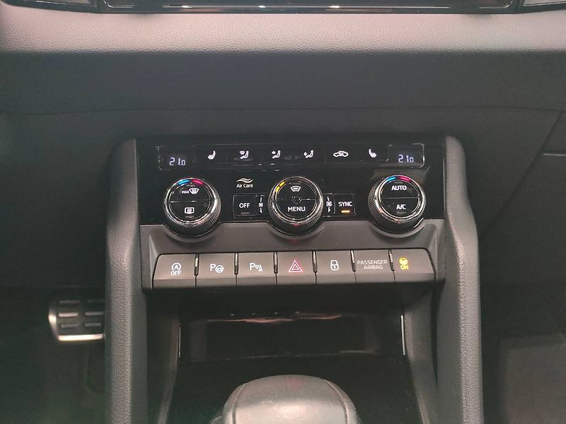 Škoda Karoq (2021) Sportline 2.0 TSI 4x4 (140kW/1 - fotka 23 z 31