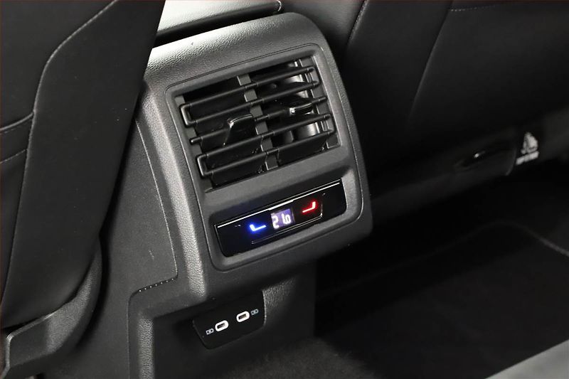 Volkswagen Golf (2022) R-Line 1.5 TSI - fotka 10 z 20