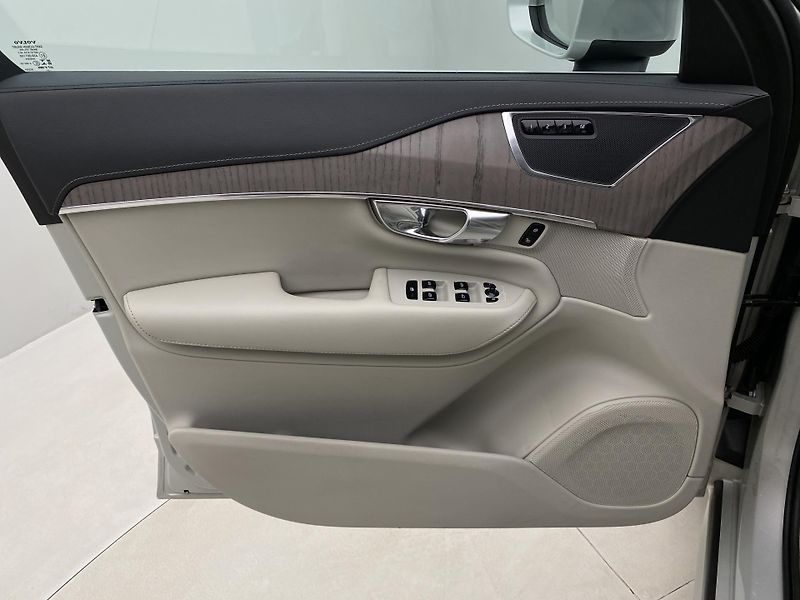 Volvo XC90 B5 AWD INSCRIPTION REZERVACE - fotka 7 z 54