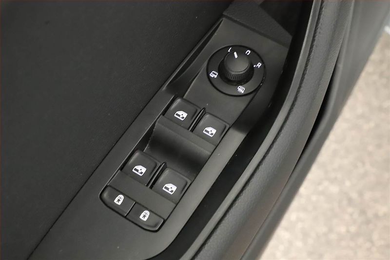 Škoda Superb (2019) Ambition 2.0 TDI, Automat - fotka 16 z 19