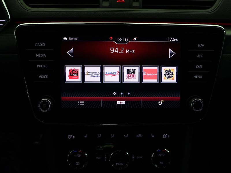 Škoda Superb 2,0 TDI 140kW DSG CZ Sportline - fotka 25 z 38