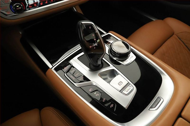 BMW Řada 7 (2019) 745Le - fotka 16 z 19