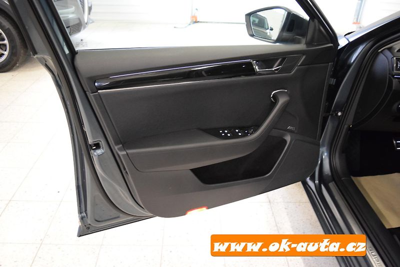 Škoda Superb 1.4 TSI iV LAURIN & KLEMENT  - fotka 35 z 77