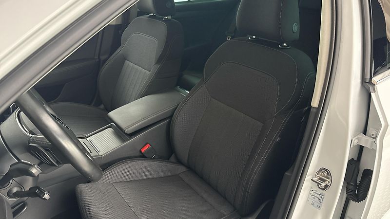 Škoda Superb 2.0 TDI DSG Style Combi - fotka 15 z 28