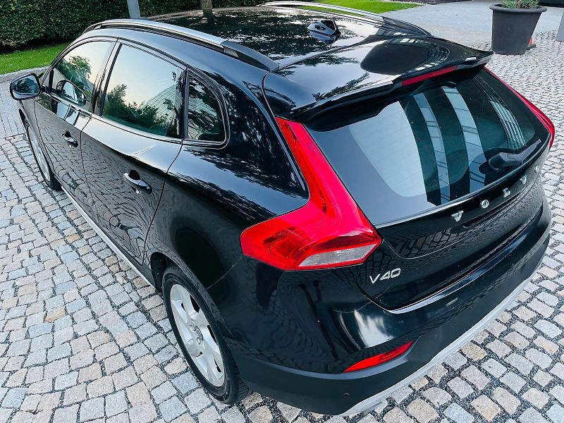Volvo V40 2.0D3 MANUÁL CROSS SERVISKA  - fotka 18 z 43