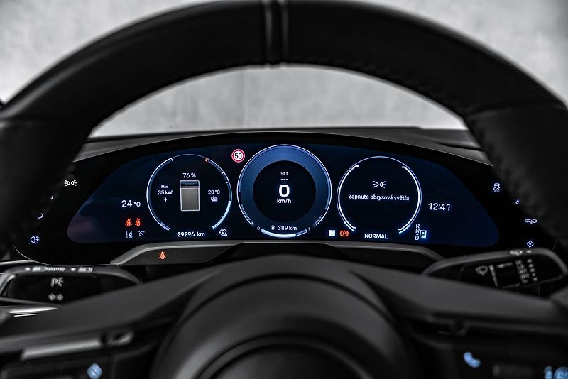 Porsche Taycan 4 Sport Chrono Pano - fotka 23 z 24