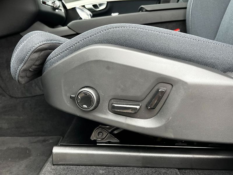 Volvo XC90 Plus Dark T8 AWD 335kW - fotka 23 z 31