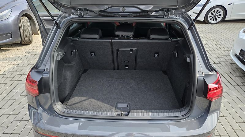 Volkswagen Golf (2023) GTI 2.0TSI 180kW DSG - fotka 12 z 36