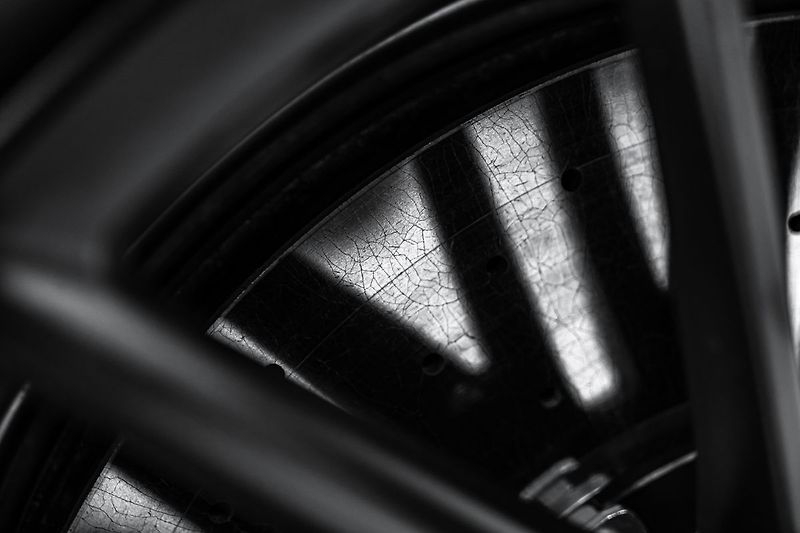 Aston Martin DB12 CZ, xenon grey, black pack - fotka 15 z 25