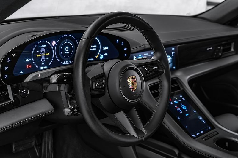 Porsche Taycan 4S Cross Turismo, cherry red - fotka 14 z 24