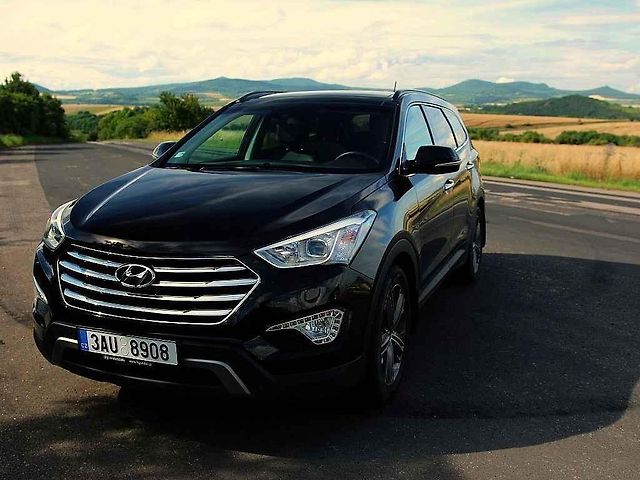 Hyundai Grand Santa Fe.