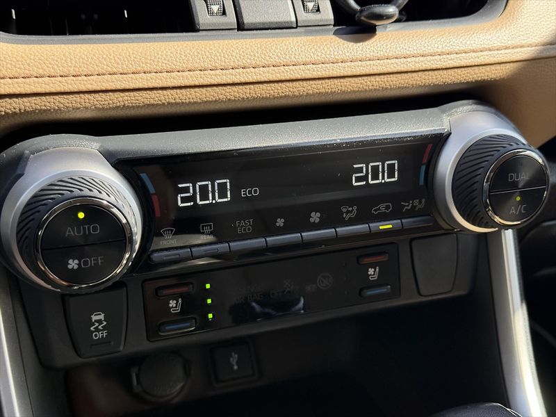 Toyota RAV4 2,5 Executive, 4x4, Hybrid - fotka 16 z 22