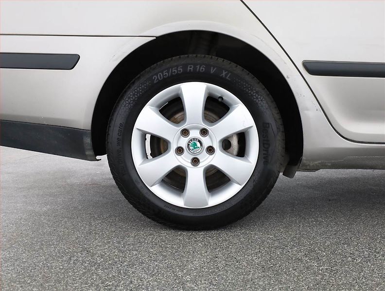 Škoda Octavia (2007) 2.0 TDI, nová STK, udržované - fotka 12 z 12
