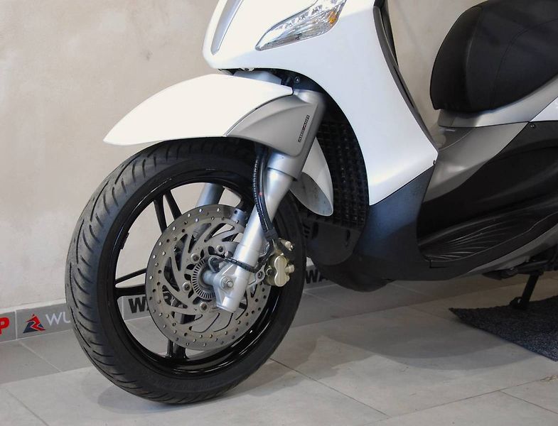 Piaggio Beverly 350 (2015) ABS + ASR - fotka 17 z 22