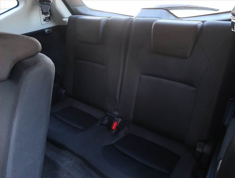Nissan Qashqai (2012) Acenta 1.6 dCi, 4X4, 7 míst - fotka 21 z 22