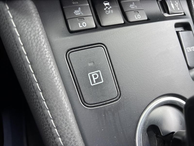 Toyota Auris 1,8 Hybrid e-CVT TS Executive - fotka 31 z 36