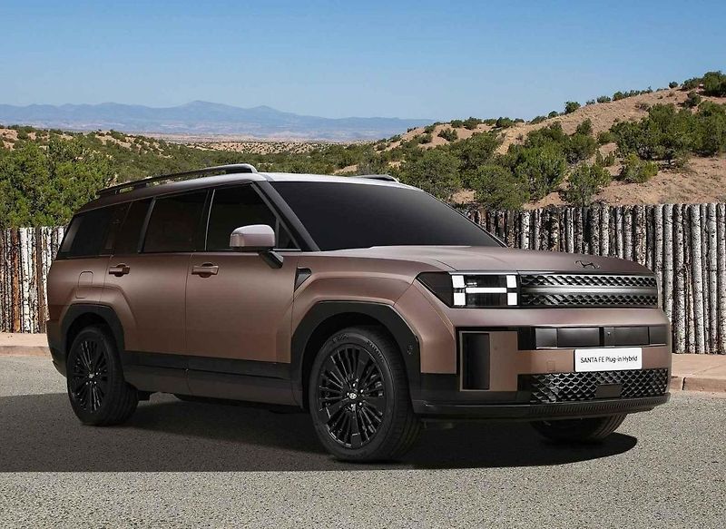 Toyoty Land Cruiser existují tři různé. Do Evropy přijde prostředně velká a nejnovější. Na snímku je zcela vpravo