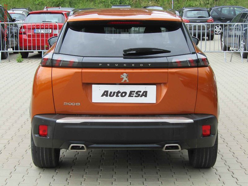 Peugeot 2008 (2020) 1.2PT, Allure, LED, kamera - fotka 5 z 15