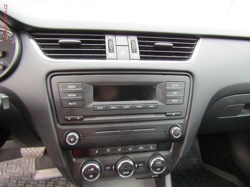 Škoda Octavia (2014) 1.4 TSi, Ambition, DSG - fotka 12 z 16