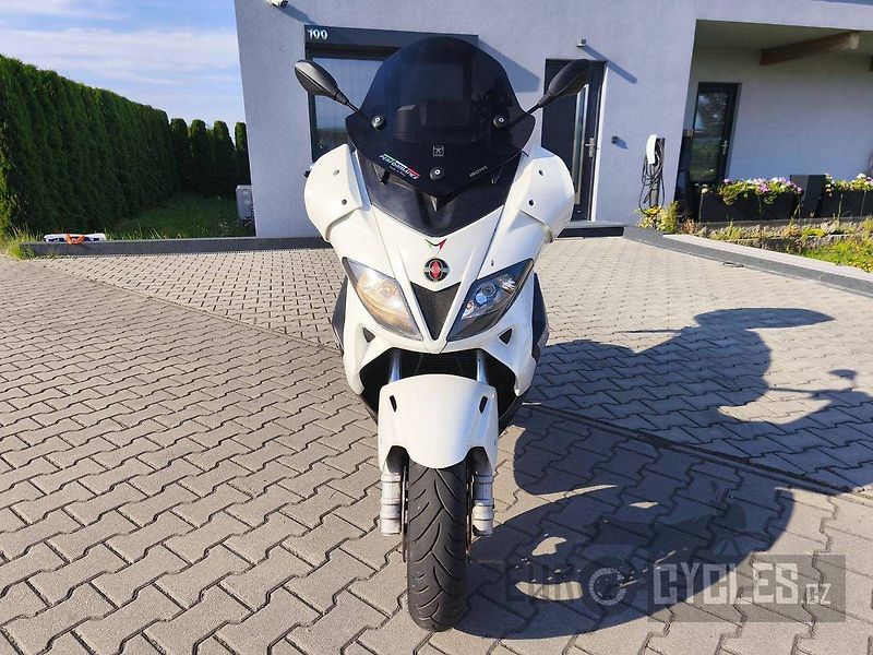 Gilera Nexus 500 (2011) - fotka 4 z 11