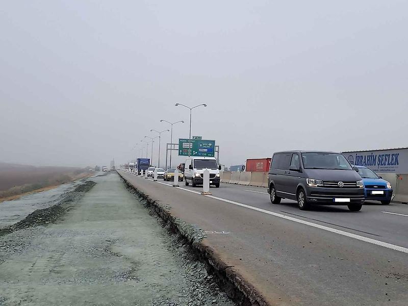 Provoz a práce na rozšiřování D1 u Brna mezi 194. a 196. kilometrem.