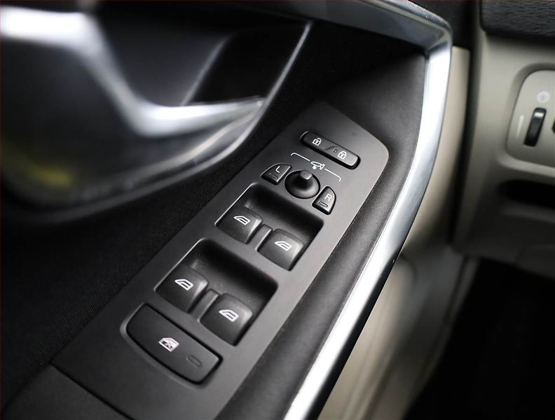 Volvo V40 (2013) 2.0 D3, Navi, Tempomat - fotka 14 z 17