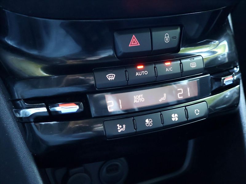 Peugeot 2008 1,2 PT 110k Automat CZ Tažné - fotka 18 z 26