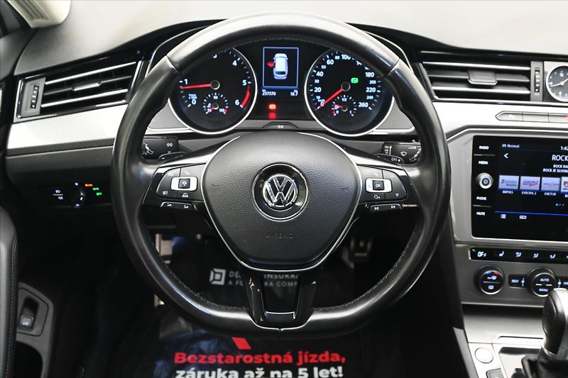 Volkswagen Passat 2,0 TDI 140kW DSG Alltrack 4Mo - fotka 18 z 32