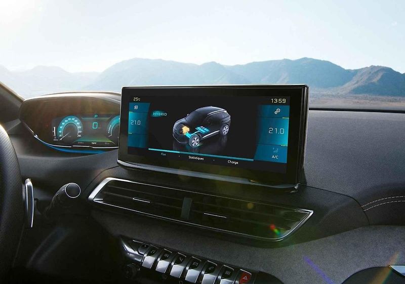 V Česku už jsou k mání nové verze vozů Peugeot 5008 a 3008