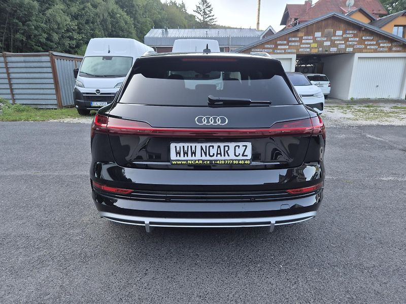 Audi e-tron 55 QUATTRO 300kw S LINE SOH92% - fotka 8 z 44