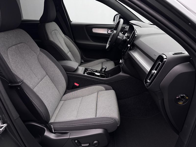 Volvo XC40 (2026) B3 AUT DARK PLUS - fotka 22 z 23