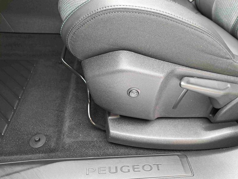 Peugeot 5008 (2022) 1,2 PT ALLURE LED ALU PDC NAVI - fotka 17 z 24