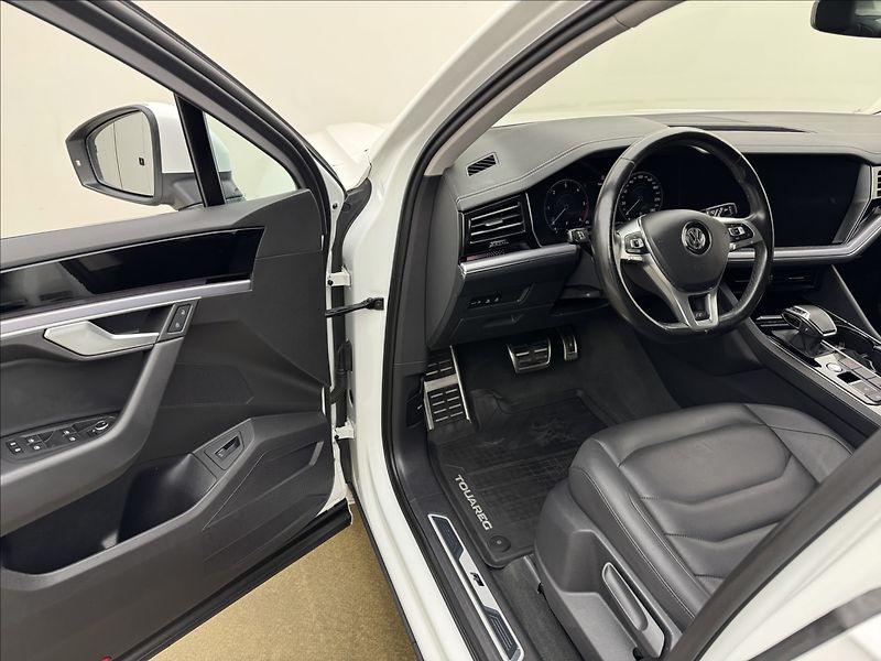 Volkswagen Touareg 3,0 R-LINE VZDUCH NV MATRIX ČR - fotka 35 z 48