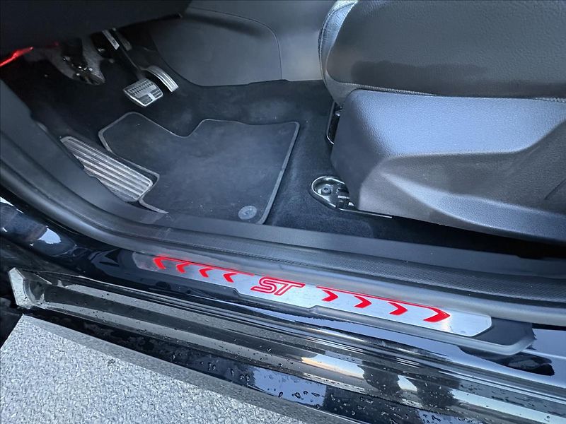 Ford Focus 2,0 TDCi ST 136kW Xen,Šíbr,Nav - fotka 4 z 46