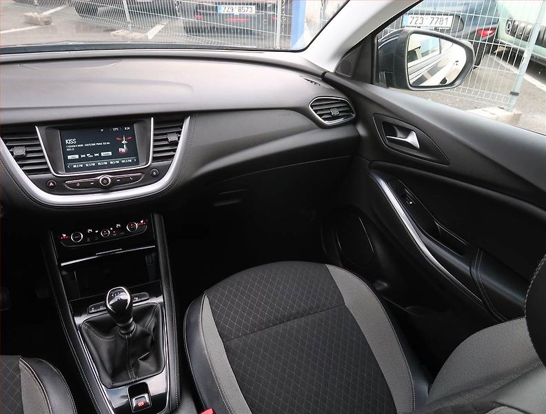 Opel Grandland X (2018) Innovation 1.2 Turbo - fotka 8 z 21