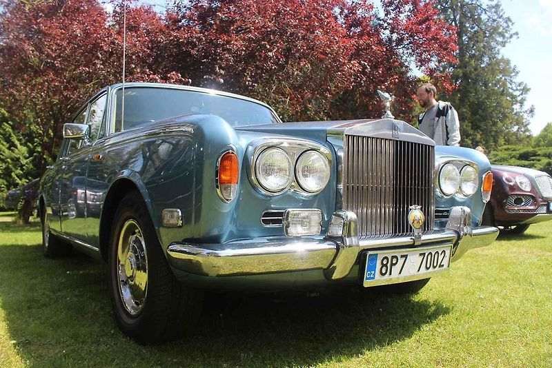 Luxusní vozy se v sobotu 4. května sjely na zámek do Lnář. Převládala auta značky Rolls-Royce.