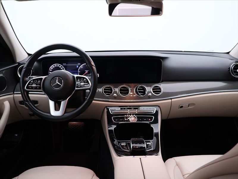 Mercedes-Benz Třídy E 2,0 300d 180kW DPH 360° Aut. - fotka 24 z 32