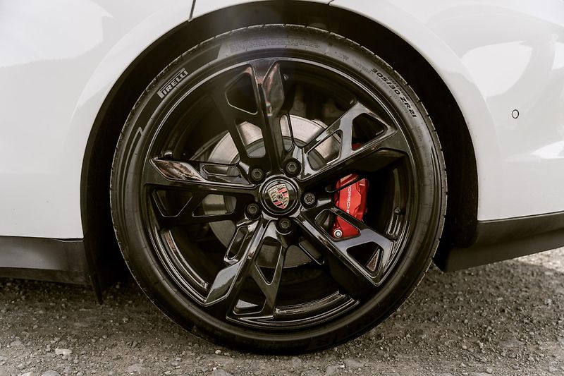 Porsche Taycan (2023) 4S - 7000 KM - VZDUCH, BOSE - fotka 13 z 39