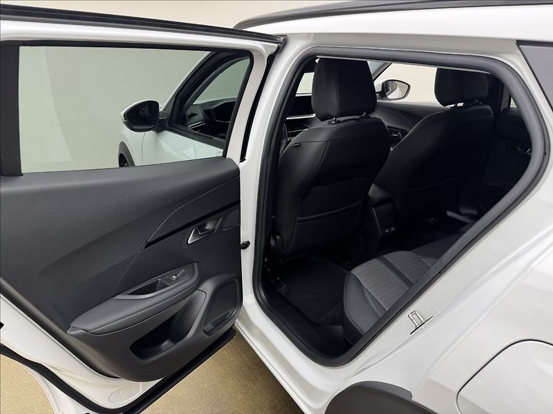 Peugeot 2008 1,2 DPH VÝHŘEV ALLURE+ 1MAJ ČR - fotka 34 z 42