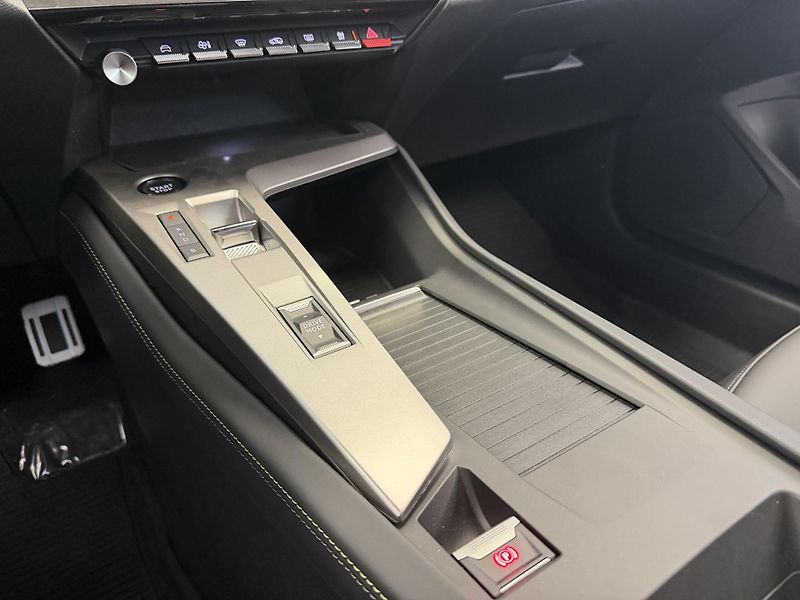 Peugeot 408 (2026) GT Plug-in HYBRID 240 e-DCS7 - fotka 23 z 33