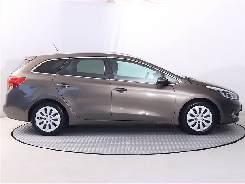 Kia Ceed (2015) 1.6 GDI, Serv.kniha, Tempomat - fotka 6 z 16